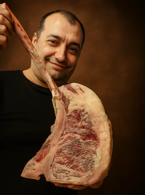 Arti sosteniendo un chuletón madurado